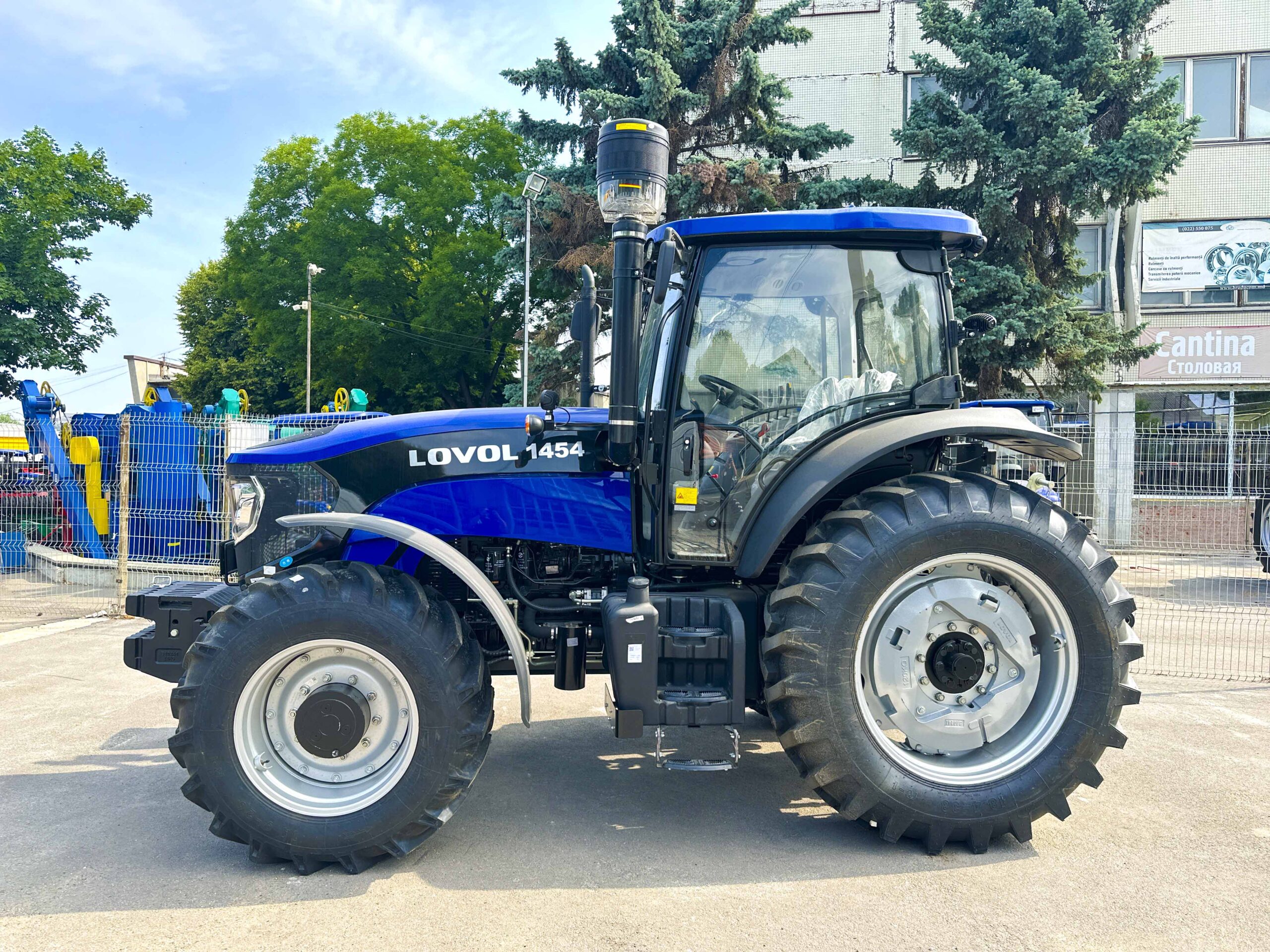Tractor LOVOL 1454 Image 2