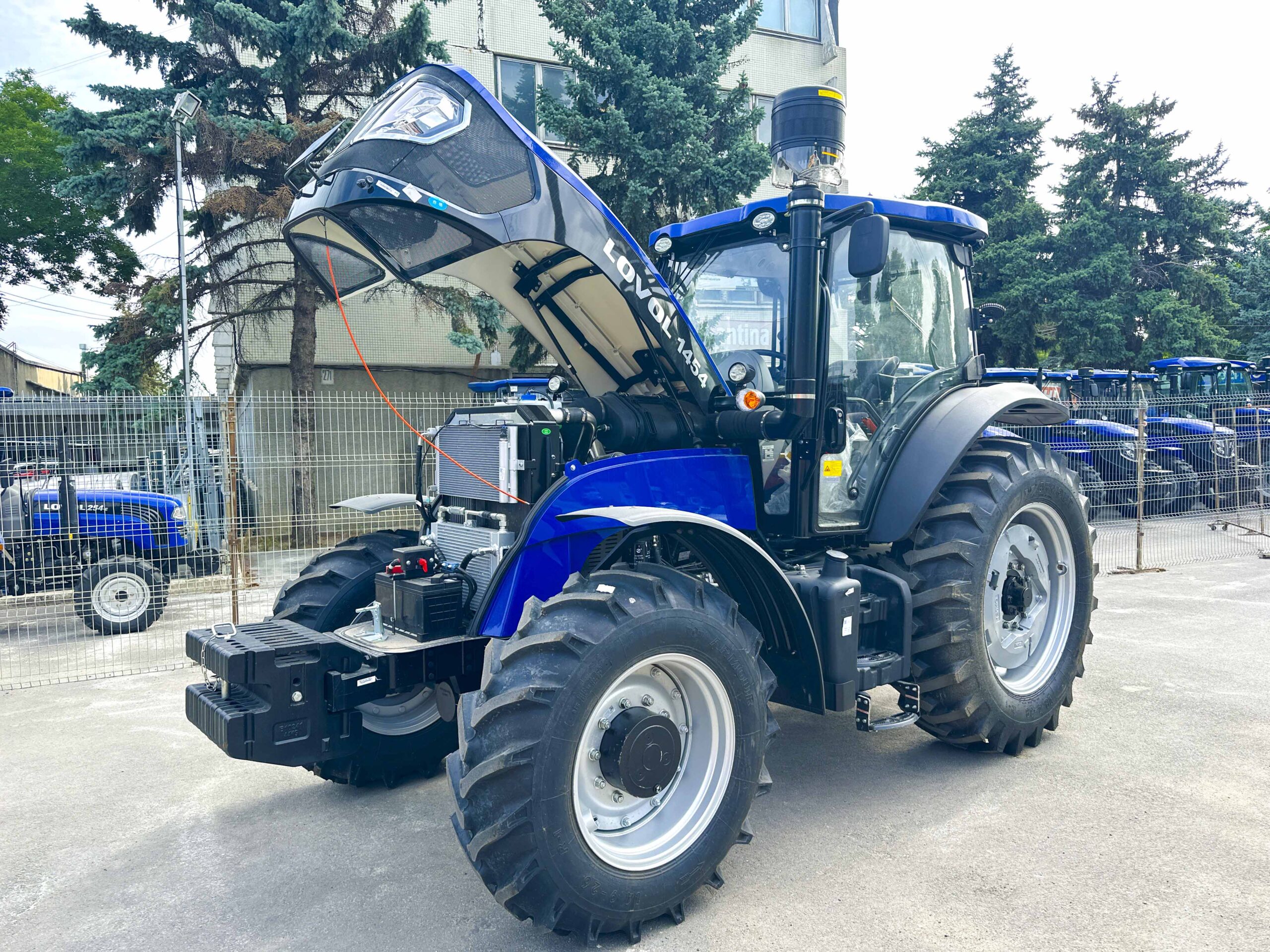 Tractor LOVOL 1454 Image 3