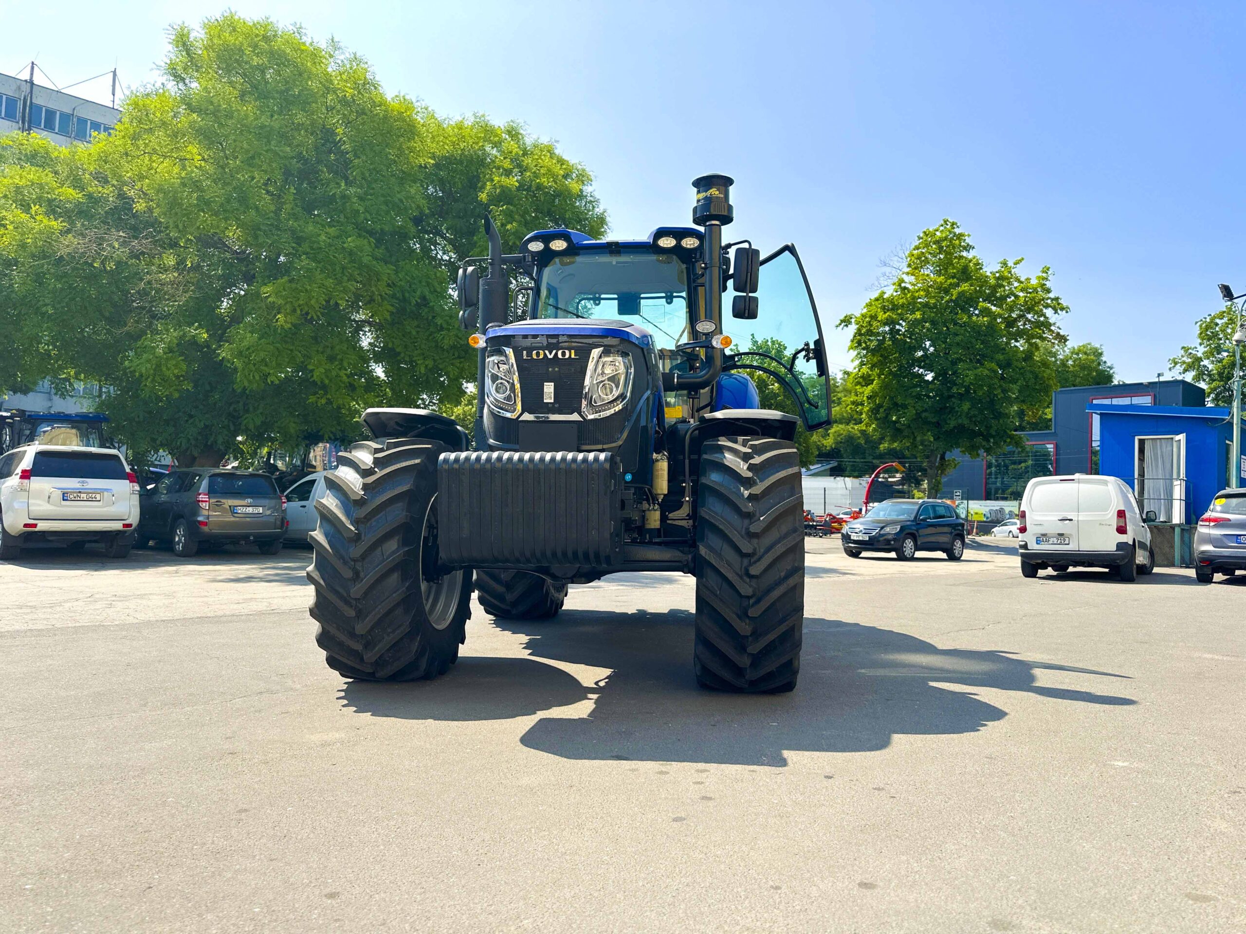 Tractor LOVOL 1454 Image 1
