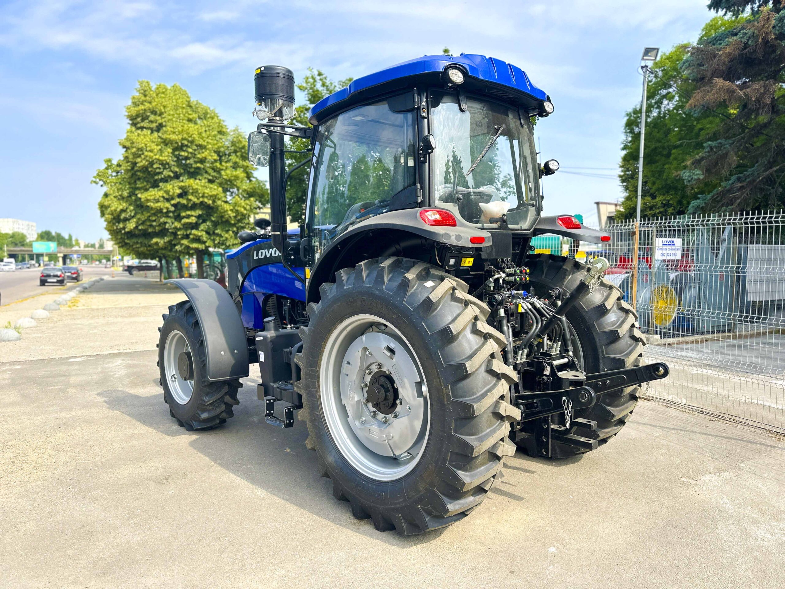 Tractor LOVOL 1454 Image 4